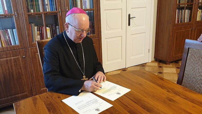Abp Stanisław Budzik, metropolita lubelski podpisuje dekrety nominacyjne
