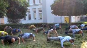 Starosta świdnicki robi pompki z urzędnikami. Na szczytny cel