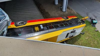 W Warszawie autobus spadł z wiaduktu. Są ranni i jedna ofiara [zdjęcia]