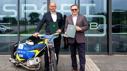 Od lewej: Piotr Więckowski, wiceprezes Speedway Lublin S.A, oraz Andrzej Rutkowski, dyrektor generalny Perła - Browary Lubelskie S.A.