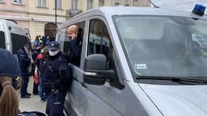 Senator Jacek Bury w radiowozie podczas manifestacji w Warszawie