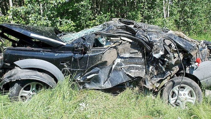 Auto zostało odrzucone kilkadziesiąt metrów od miejsca uderzenia