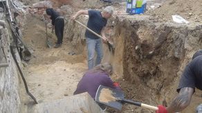 Podczas badań członkowie zespołu pracującego na miejscu odkryli m.in. monety i naczynia.