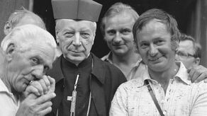 Prymas Polski, kardynał Stefan Wyszyński wśród wiernych na terenie klasztoru jasnogórskiego. Lata 70. 