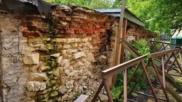 Walący się mur przy ul. Sienkiewicza 22