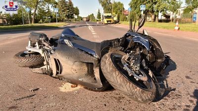 Rozbity motocykl, którym kierowała kobieta