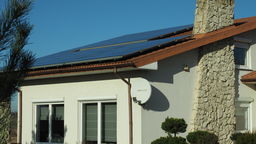 Podłączenie instalacji fotowoltaicznej do sieci elektrycznej budynku pozwala bezpośrednio wykorzystać produkowaną energię na potrzeby sprzętów elektrycznych znajdujących się w budynku