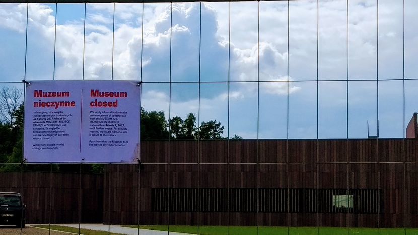 Dla turystów dostępna jest już informacja muzealna, punkt sprzedaży i wystawa plenerowa o historii obozu zagłady w Sobiborze.