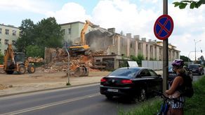 Wyburzanie pustostanu przy Al. Racławickich