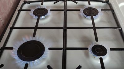 Ceny gazu zmniejszyły się o ponad 10 proc. Ale ponieważ rachunek, jaki otrzymujemy obejmuje także pozostające na niezmienionym poziomie opłaty abonamentowe i transportowe obniżka w kieszeniach będzie niemal niezauważalna