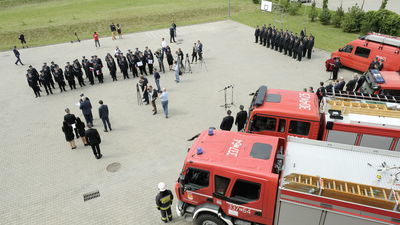 Wicepremier przywiózł promesy dla strażaków z OSP. „Okres wyborczy służy zwiększeniu ilości taboru”