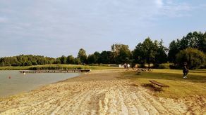 Jest parking i dwie zadaszone wiaty. Na dzieci czeka plac zabaw i kąpielisko z ratownikiem. 
