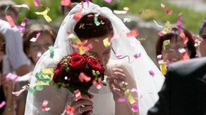 Ślub i wesele w piątek, z huczną imprezą i daniami mięsnymi. Biskup mówi "tak"