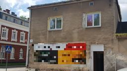 W tym budynku, starej kamienicy przy ul. 6 Sierpnia mieszkali obcokrajowcy, pracownicy jednej z przetwórni. Dzisiejsza awantura między dwójką z nich zakończyła się tragicznie