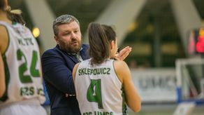 Trener Krzysztof Szewczyk udziela wskazówek Zuzannie Sklepowicz.