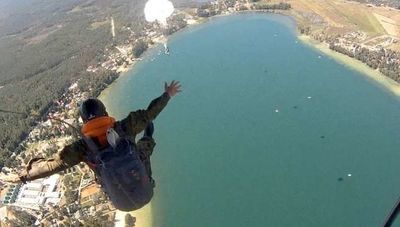 Żołnierz zmarł po skoku na spadochronie do jeziora Białego. Przyczynę śmierci wyjaśni sekcja zwłok