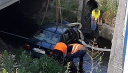 Samochód wpadł do rzeki w Zamościu. Podróżowało nim trzech mężczyzn
