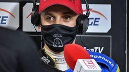 Wiktor Lampart udziela wywiadu podczas ligowego meczu z MrGarden GKM Grudziądz.