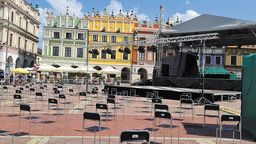 Widok rozstawionych krzeseł najlepiej pokazuje jak bardzo tegoroczna edycja imprezy będzie się różniła od poprzednich