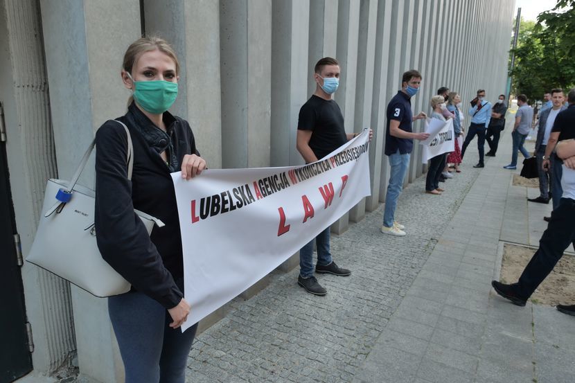 "Lubelska Agencja Wykończyła Przedsiębiorców" - z takim transparentem pojawili się w poniedziałek w Urzędzie Marszałkowskim protestujący przedsiębiorcy