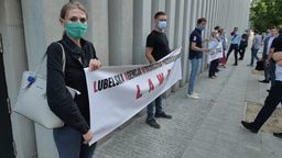 "Lubelska Agencja Wykończyła Przedsiębiorców" - z takim transparentem pojawili się w poniedziałek w Urzędzie Marszałkowskim protestujący przedsiębiorcy