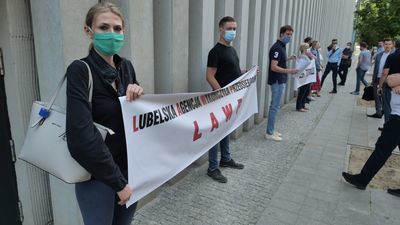 "Lubelska Agencja Wykończyła Przedsiębiorców" - z takim transparentem pojawili się w poniedziałek w Urzędzie Marszałkowskim protestujący przedsiębiorcy