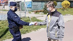 Obostrzenia dotyczące zabezpieczania ust i nosa oraz utrzymywania odstępów w miejscach publicznych nadal obowiązują.