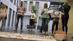 W czwartek rano lubelscy przedsiębiorcy stawili się ponownie w urzędzie marszałkowskim, żeby protestować przeciwko anulowaniu unijnego konkursu na dotacje dla firm poszkodowanych w czasie pandemii. To w sumie około 1,5 tysiąca, z reguły drobnych przedsiębiorców, których wnioski o pieniądze przyjął system informatyczny, ale dotacji te firmy nie dostaną.