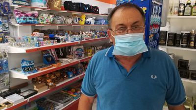Takis prowadzi sklep w turystycznej miejscowości. Swoim klientom regularnie przypomina o obowiązku zakrywania ust i nosa. - A ludzie i tak wchodzą bez maseczek - mówi