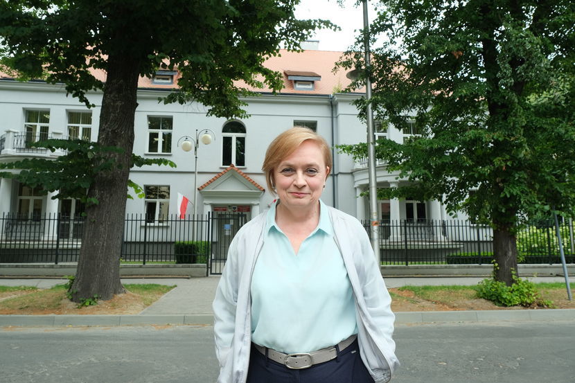 Henryka Strojnowska przed siedzibą Zarządu Nieruchomości Wojewódzkich