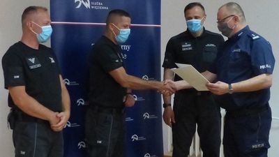 Starszemu sierżantowi Ryszardowi Rabczewskiemu i plutonowemu Błażejowi Decowi pogratulowali zastępca Komendanta Miejskiego Policji mł. insp. Paweł Łuka i zastępca dyrektora Zakładu Karnego w Chełmie major Marek Kudyk.
