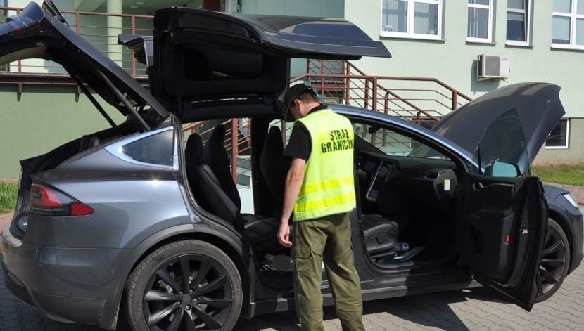 Mężczyzna usiłował wyjechać z Polski, przewożąc na lawecie samochód marki tesla model X, o szacunkowej wartości 400 000 zł. 