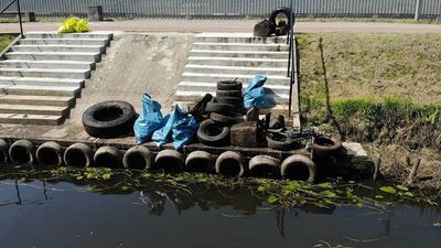 Ratownicy wyłowili z rzeki m.in. kilkanaście opon samochodowych