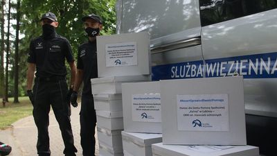 Przekazanie maseczek uszytych przez osadzonych