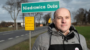 Jeden z bohaterów akcji z tabliczkami na wjeździe do Niedrzwicy Dużej