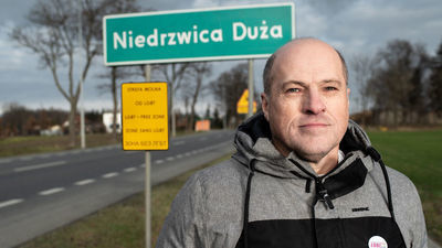 Jeden z bohaterów akcji z tabliczkami na wjeździe do Niedrzwicy Dużej