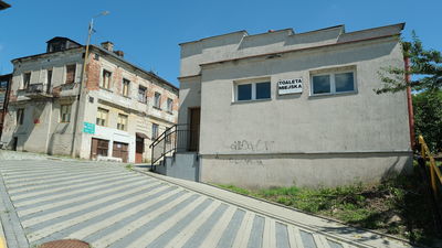 Szalet przy ul. Olejnej jest nieczynny. Przy budynku jest toi-toi