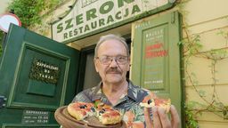 Lech Cwalina z Hades Szeroka: Francuska tarta jest szybka, niezawodna i smaczna. Praktycznie każdy region we Francji ma swoją tartę. W restauracji podajemy między innymi tartę szpinakową, po lubelsku z kaszą gryczaną i grzybami leśnymi, brokułową z trzema serami, wiejską z kartoflami i boczkiem oraz tarty sezonowe