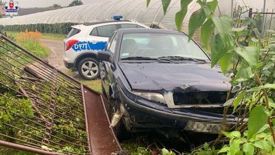 Kazimierz Dolny. Volvo staranowało ogrodzenie. Pijany kierowca nie miał prawa jazdy
