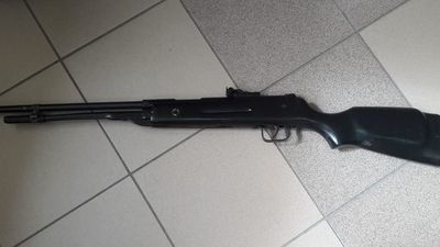 10-latek bawił się razem z bratem wiatrówką. Został ranny w rękę