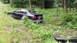 Jechał zbyt szybko i uderzył w drzewo przy drodze. Jedna osoba w szpitalu