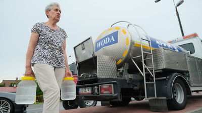 Jeden z beczkowozów lubelskiego MPWiK-u stoi przy kinie Lot.  