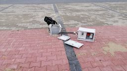 Zniszczona skrzynka elektryczna na targowisku 