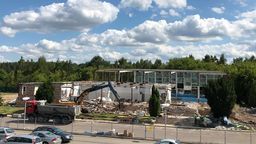 Trwa rozbiórka dawnej pływalni 