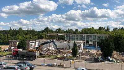 Trwa rozbiórka dawnej pływalni