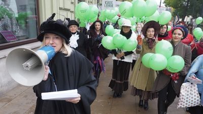 Dorota Ignatjew obowiązki dyrektora w Teatrze im. J. Osterwy w Lublinie pełni od września 2016. W konkursie na szefa instytucji pokonała wówczas siedmiu kandydatów, wśród nich nie było nikogo z Lublina. Na zdjęciu dyrektor wraz z zespołem podczas ulicznej promocji spektaklu „Książę i żebrak”