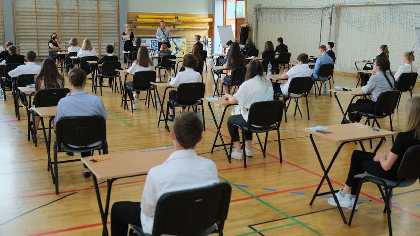 Trzydniowy egzamin ósmoklasisty prowadzony był w tym roku w rygorze sanitarnym. Na zdjęciach Międzynarodowa Szkoła Podstawowa Paderewski w Lublinie