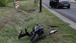 Motocyklista wypadł z drogi i uderzył w skarpę. Trafił do szpitala