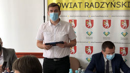 Robert Mazurek, przewodniczący, nie prowadził we wtorek nadzwyczajnej sesji w swojej sprawie. Zastąpił go wiceprzewodniczący