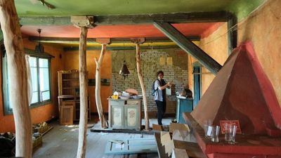 Stajnie nad Bystrzycą przejęte przez komornika. Teren jest zaśmiecony, budynki są zniszczone